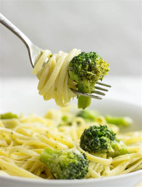 25-minute-creamy-broccoli-pasta-22g-protein-per image