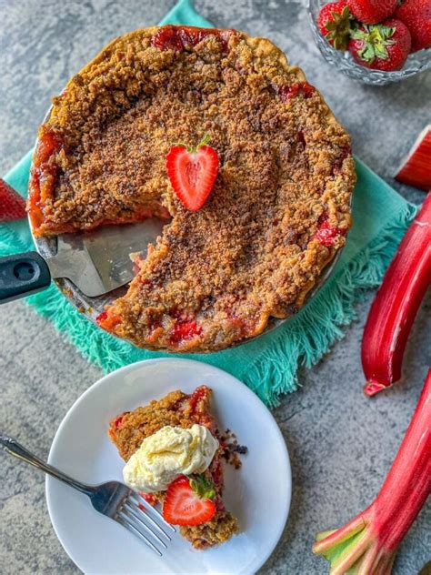 old-fashioned-rhubarb-pie-with-crumb-topping image