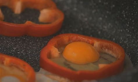 fried-egg-in-bell-pepper-a-vogel image