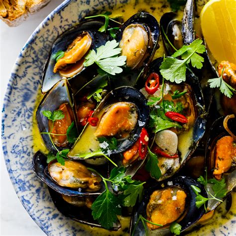 easy-white-wine-garlic-mussels image