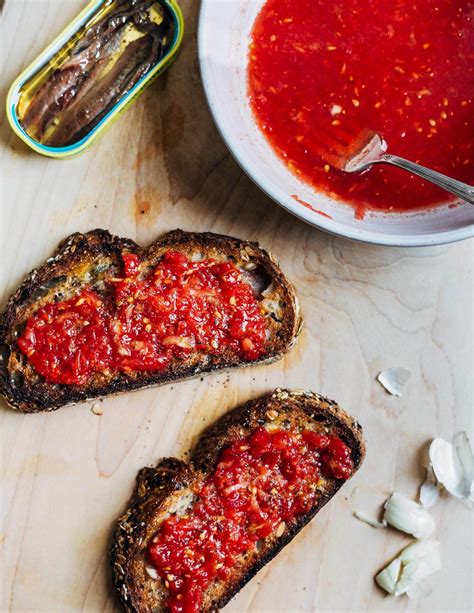 pan-con-tomate-spanish-style-tomato-toasts image