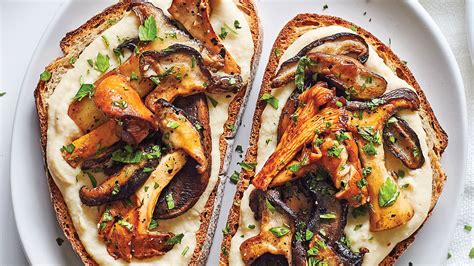 mushrooms-on-toast-recipe-chatelaine image