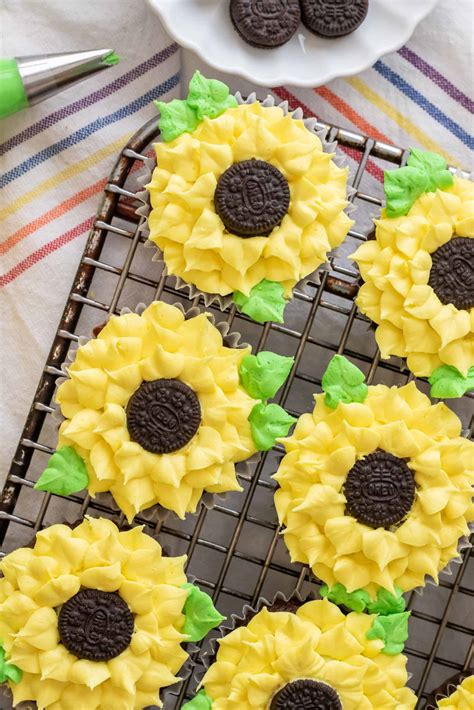 easy-and-gorgeous-sunflower-cupcakes-hello-yummy image