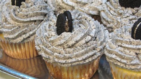 oreo-cupcakes-with-oreo-buttercream-lynns image