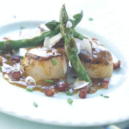 pan-seared-scallops-with-asparagus-and-pancetta image