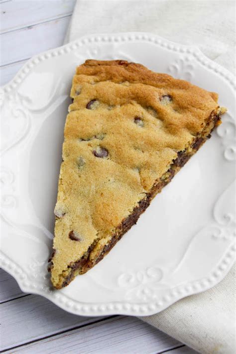 giant-chocolate-chip-cookie-pizza-recipe-happy image