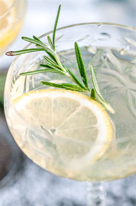 sparkling-elderflower-gin-cocktail-aberdeens-kitchen image