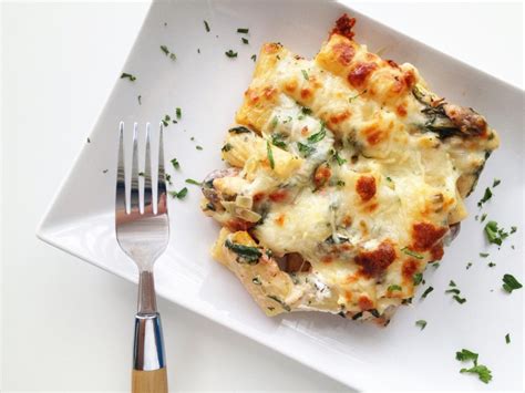 chicken-spinach-and-mushroom-pasta-bake-the image