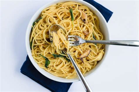 vegan-spaghetti-ai-funghi-spaghetti-and-mushrooms image