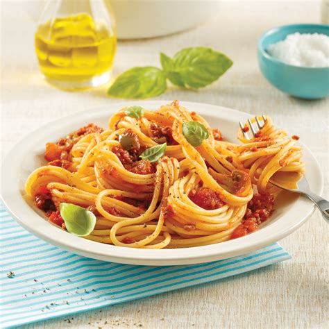 spaghetti-with-meat-and-vegetable-sauce-15-minutes image