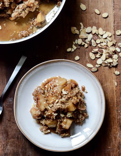 amaretto-apple-crisp-with-toasted-almonds-how image