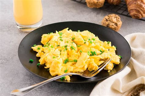 how-to-make-scrambled-eggs-fluffy image