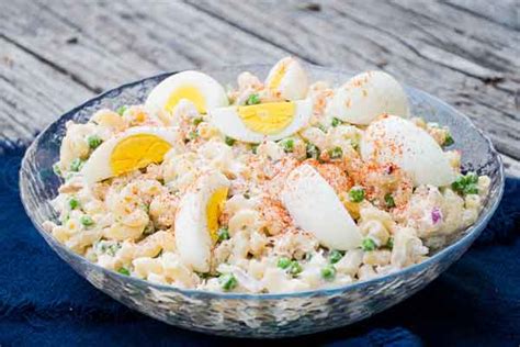 macaroni-salad-with-tuna-and-peas-honeybunch-hunts image