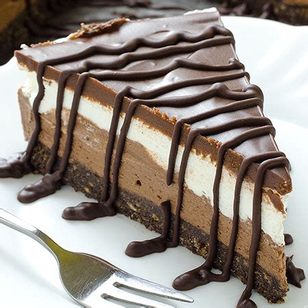 layered-chocolate-cheesecake-with-oreo-crust image