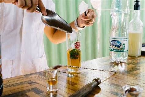 how-to-make-a-cuban-mojito-according-to-the-locals image