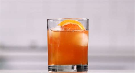 how-to-make-a-classic-amaretto-sour-real-simple image