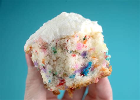 rainbow-bright-cupcakes-bakerella image