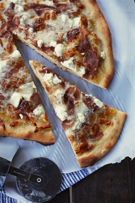fig-pizza-with-goat-cheese-prosciutto-everyday-reading image