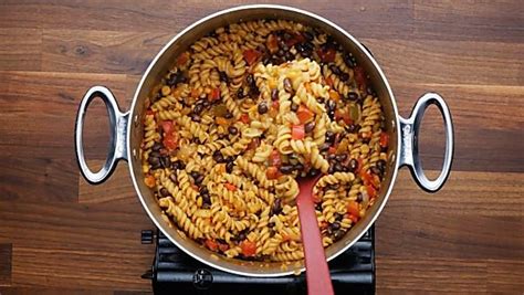 black-bean-pasta-show-me-the-yummy-easy image