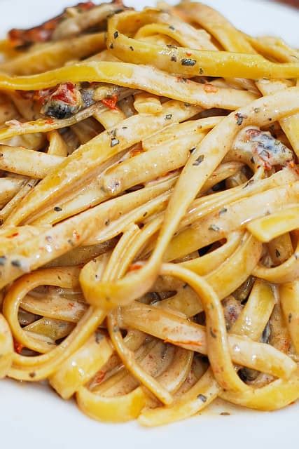 sun-dried-tomato-and-mushroom-pasta-in-a-garlic-and image