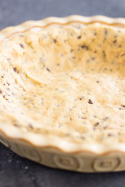chocolate-chip-cookie-pie-crust-the-gold-lining-girl image