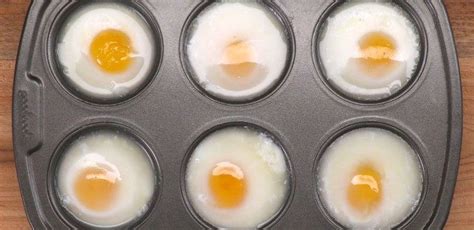 how-to-make-poached-eggs-in-a-muffin-tin-tiphero image