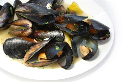 beer-steamed-mussels-italian-food-forever image