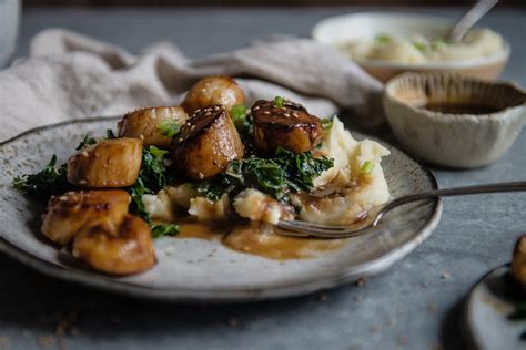 miso-glazed-scallops-two-red-bowls image