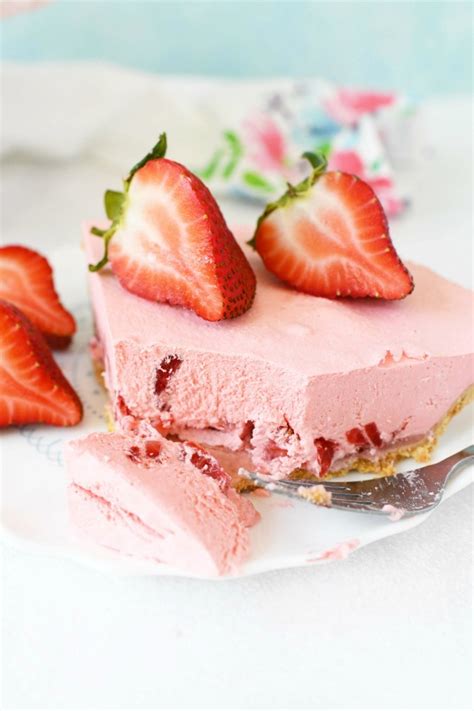 no-bake-strawberry-gelatin-pie-sizzling-eats image