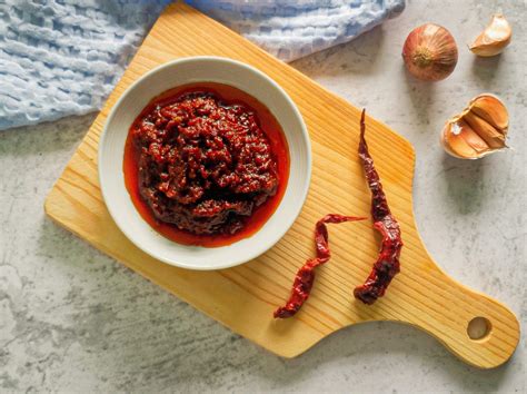 10-minute-sambal-oelek-red-chili-paste image