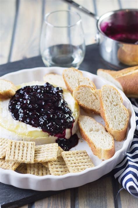 blueberry-baked-brie-countryside-cravings image