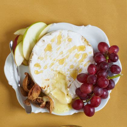 the-easiest-and-tastiest-ever-toppings-for-baked-brie image