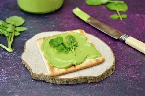 watercress-pesto-vibrant-green-sauce-or-spread-tin image