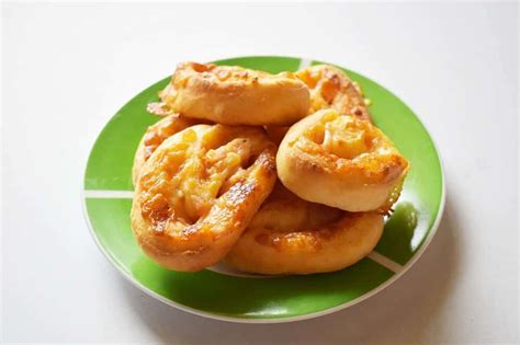 savoury-cheese-bacon-scrolls-recipe-simplify image