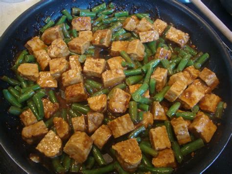 hoisin-glazed-tempeh-with-green-beans-and-cashews image