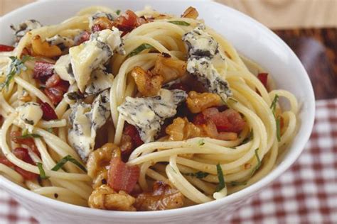 spaghetti-with-gorgonzola-bacon-and-walnuts-fine image