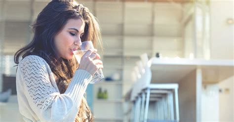what-are-the-risks-and-benefits-of-drinking-cold-water image