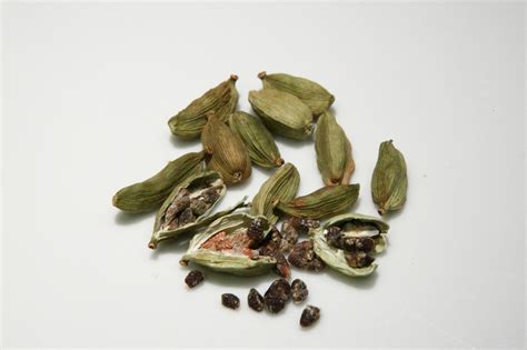 how-to-make-cardamom-tea-2-ways-sencha-tea-bar image