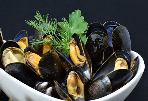how-to-make-spanish-style-mussels image
