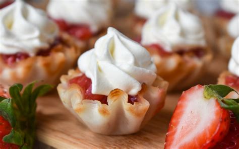 low-calorie-strawberry-dessert-bites-with-cream image