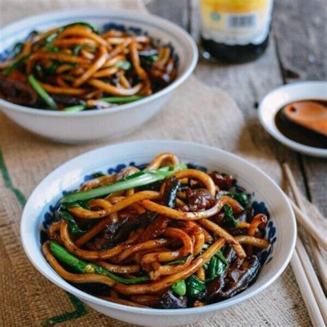 shanghai-fried-noodles-cu-chao-mian-the-woks-of-life image