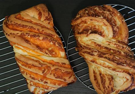 10-best-garlic-cheese-bread-in-a-bread image