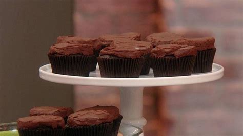 mayim-bialiks-chocolate-fudge-cupcakes-rachael image