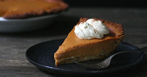 pumpkin-pie-with-cinnamon-roll-crust-purewow image