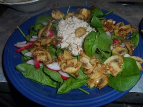 spinach-garlic-mushroom-and-tuna-salad image