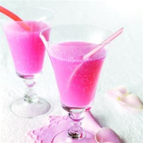 rhubarb-spritzer-recipe-chatelainecom image