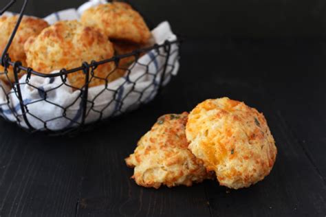 red-lobster-homemade-cheesy-garlic-biscuits-handle image