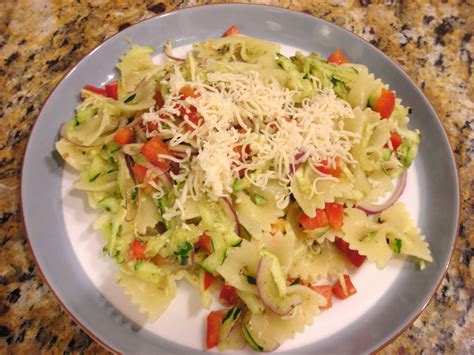 farfalle-zucchini-and-bell-peppers-in-pesto-blogger image