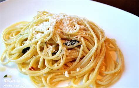 spaghetti-with-garlic-and-oil-aglio-e-olio-2-sisters image