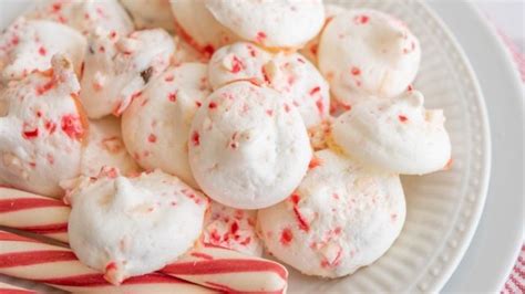 candy-cane-meringue-cookies-totallychefs image